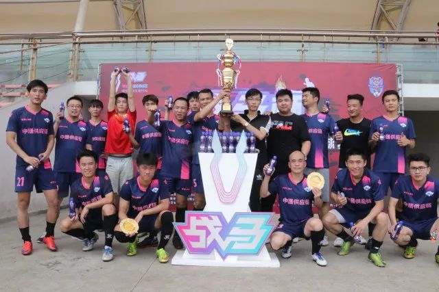 三名NBA球员赴老特拉福德观赛，赛前享用炸鸡薯条