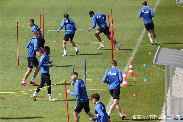 尼泊尔隧道内中国幸存者被救时的感人瞬间
