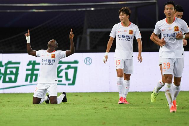 那不勒斯在欧冠首战调整中场，德布劳内与吉尔摩首发